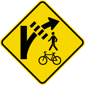 Signal avancé de passage pour piétons et bicyclettes dans un îlot déviateur