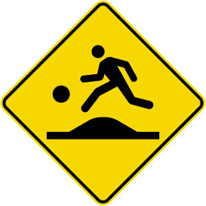 Signal avancé d'un terrain de jeu ou de passage près, sur dos d'âne allongé