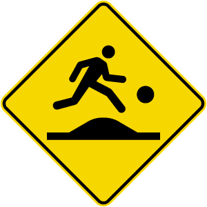 Signal avancé d'un terrain de jeu ou de passage près, sur dos d'âne allongé