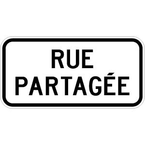 Installé sous le panneau « Rue partagée » (P-345)